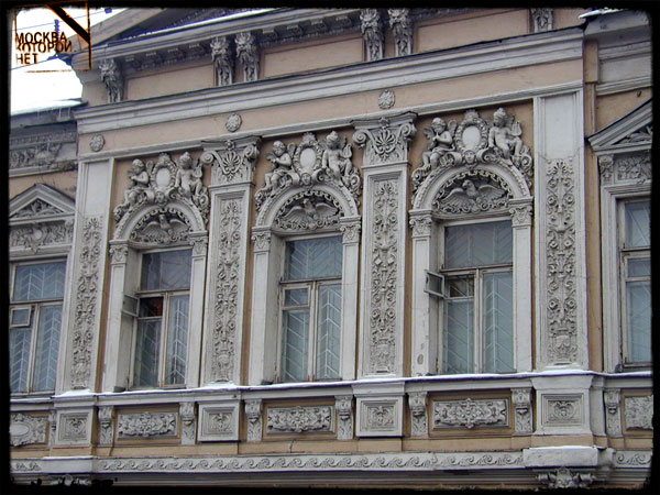 При Пантелееве из классического ампирного дом превратился в богато декорированный особняк, изобилующий лепниной.