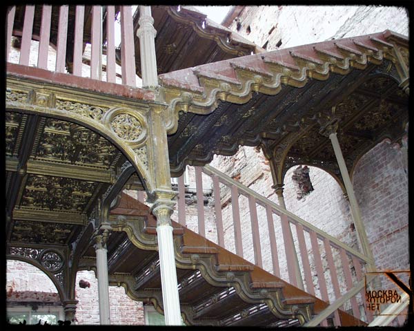 Парадная чугунная лестница, выкрашенная бронзовой краской. Так же пропала бесследно после ремонта.