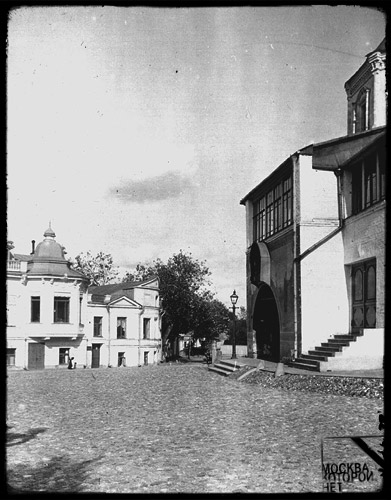 Вид на надвратную церковь (справа), за ней начало 2-го Зачатьевского переулка. Из собрания Э.В. Готье-Дюфайе.