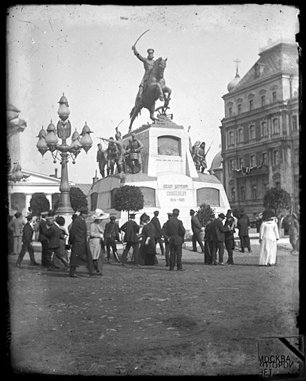Памятник Скобелеву на Тверской (Скобелевской) площади, справа – здание гостиницы «Дрезден»