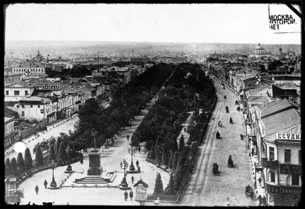 Вид на Тверской бульвар с колокольни Страстного монастыря на Страстной, ныне Пушкинской площади. Фото 1888 года