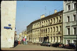 Часть дома по Леонтьевскому переулку, признана аварийной и приговорена к сносу. Слева край здания ИТАР-ТАСС, вытеснившего двухэтажный особнячок, который можно увидеть на дореволюционном снимке. Апрель 2004 г.