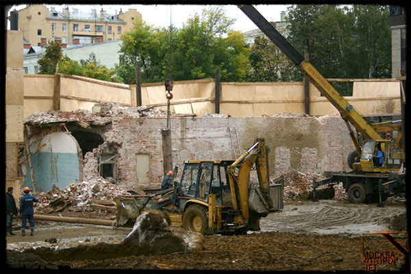 Разборка и слом части дома в Малом Гнездниковском переулке, 5/3. Фото Павла Кирюхина, сентябрь 2005 года. Подробнее фото сноса – в галерее.
