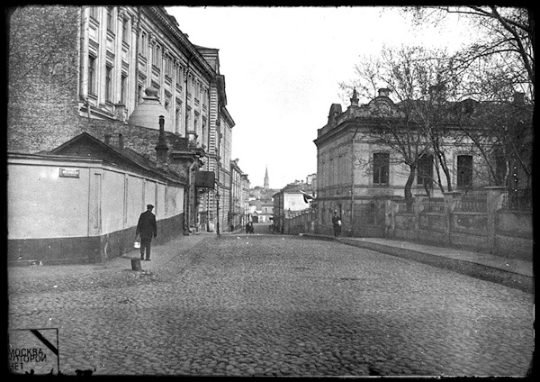 Средний Кисловский переулок, справа дом 7/10, 1910-е годы. Из собрания Э. В. Готье-Дюфайе.