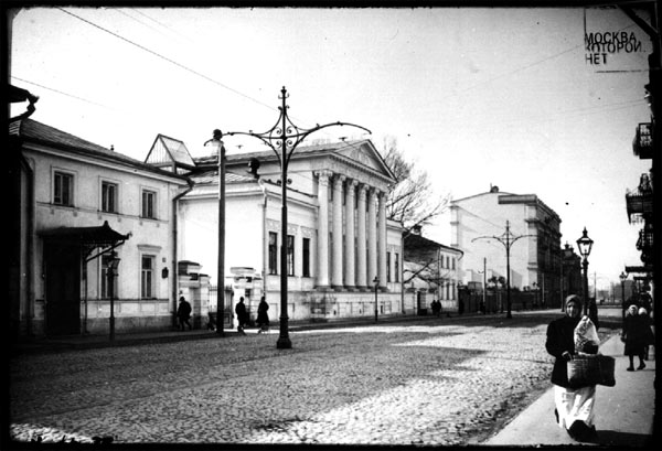 Ул. Пречистенка, в сторону Зубовской площади. Фото из коллекции Э.В. Готье-Дюфайе, 1910-е годы.