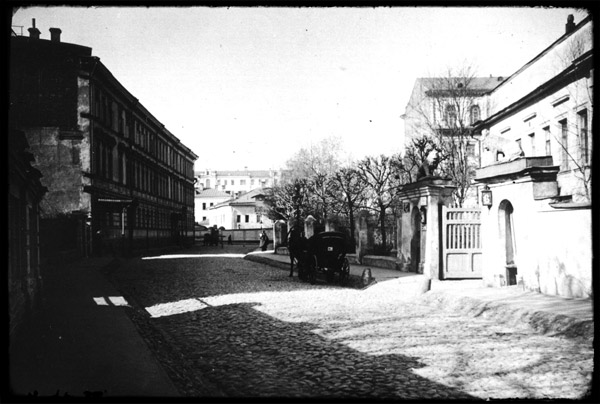 Малый Кисловский переулок в сторону Никитской улицы, 1910-е годы. Из собрания Э. В. Готье-Дюфайе, 1913 г.