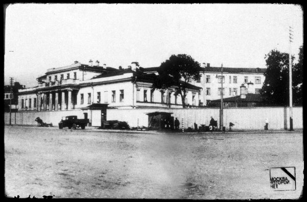 Владение Солодовникова, 1920-е годы (дом в Лебяжьем на заднем фоне).