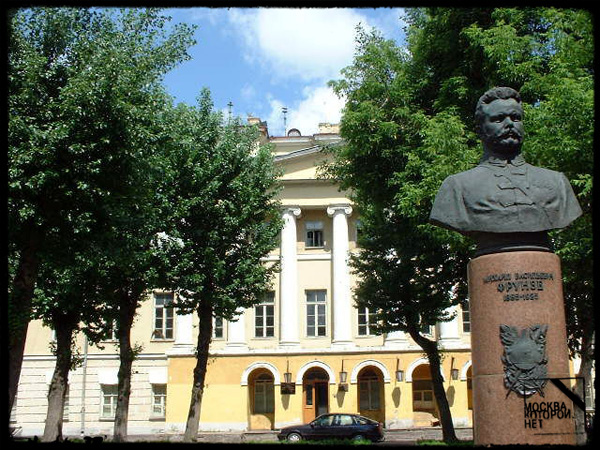 Вид от памятника Фрунзе на главное здание усадьбы, 2001 год. Фото Алексея Чарыкова с сайта: http://www.gnessin.msk.ru