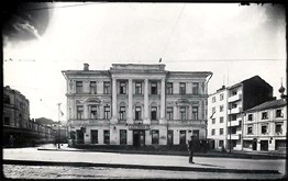 «Лечебница по всем специальностям», позже аптека на площади Никитских ворот, 1920-е гг. (На дореволюционном фото она справа). Из архива А. Задикяна.