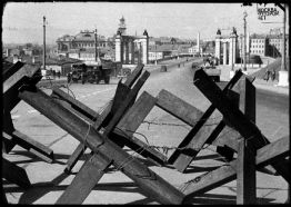 Противотанковые ежи у Бородинского моста.