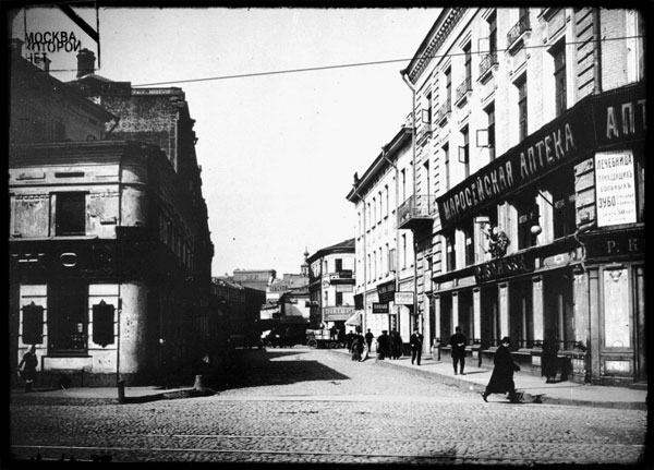 Маросейка и Большой Златоустьинский переулок, второй справа – дом Хвощинского. Из собрания Э.В. Готье-Дюфайе, 1913 год.
