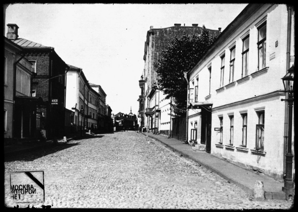 Нащокинский переулок (дом Захарьиных справа) в начале XX века.