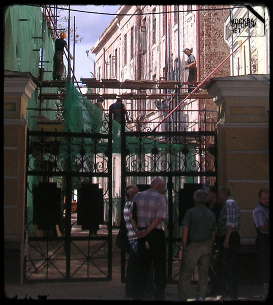 Уничтожение переходной галереи в обители. Август 2007 года.