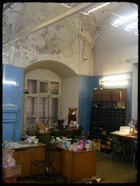 Заводской кабинет на третьем этаже, фактически под самым куполом храма. Декабрь 2006 года.