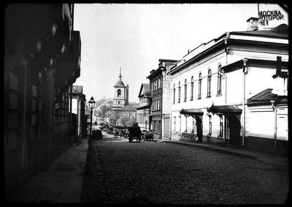 Большой Афанасьевский переулок в сторону Арбата. Из собрания Э.В. Готье-Дюфайе, 1913 год.