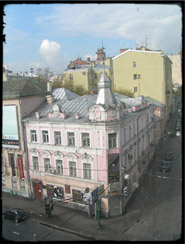 В 1990-е годы в домах №№16 и 19 разместился Московский дом фотографии. Фото 2006 года.