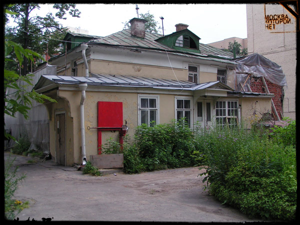 Дворик особняка Свистунова в Гагаринском переулке. Фото лета 2004 года.
