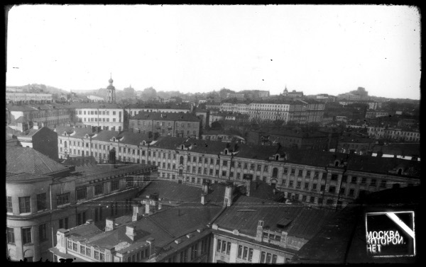 Вид из Рахмановского переулка на владения Лазарика, 1930-е годы. Из архива Б. Е. Пастернака.