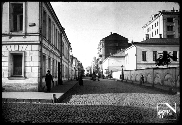 Вид на Крестовоздвиженский переулок, справа усадьба Бутурлиных, она же усадьба Р.И. Воронцова, 1910-е годы. Из собрания Э.В. Готье-Дюфайе.