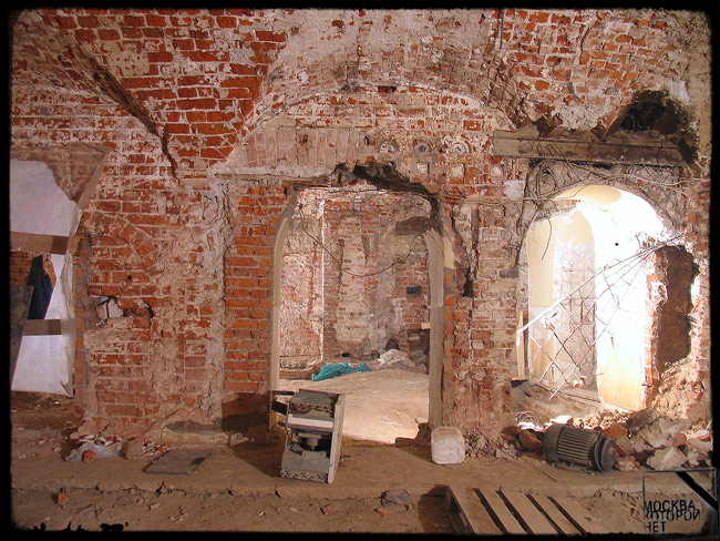 Раскрытая стена главного зала с фрагментами внутренней отделки интерьеров