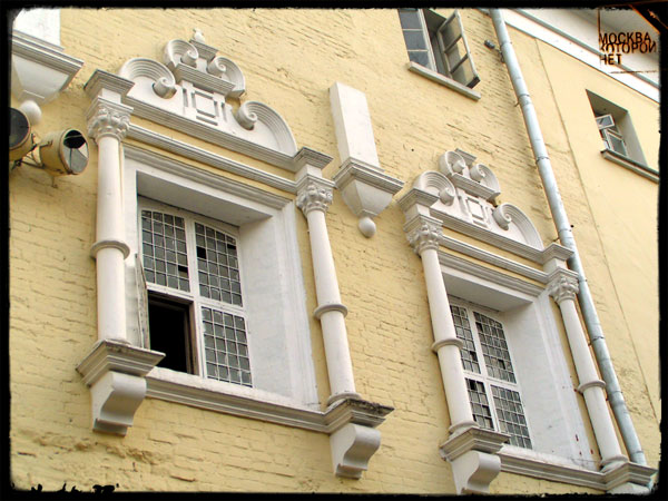 Отреставрированные окна нарышкинских палат. Увидеть это чудо можно, зайдя во двор Маросейки, 11. 2006 год
