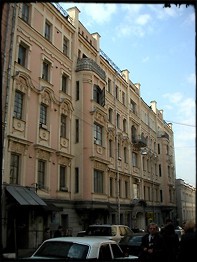Варосонофьевский переулок, д.4. Самый «младший» из трех, построенных друг за другом домов в конце XIX века.