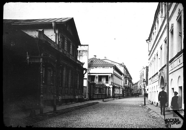 Большой Афанасьевский переулок в сторону Арбата, дом с кариатидами – слева. Из собрания Э.В. Готье-Дюфайе, 1913 год.