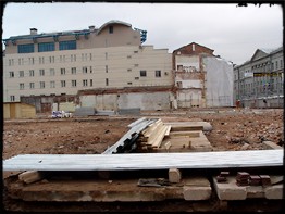 Вот такое «дополнение» к шереметевскому дому открылось, когда снесли Военторг. Начало 2004 г.