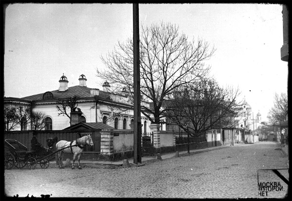 Угол Гагаринского и Малого Власьевского переулка. Фактически снимок сделан с той стороны перекрестка, где стоит дом Свистунова. Фото из коллекции Э.В. Готье-Дюфайе, 1913 год.
