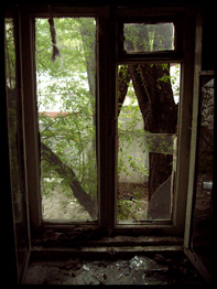 Вид во двор из окна дома, который и хотел бы, да, видимо, не станет музеем. 2006 год.