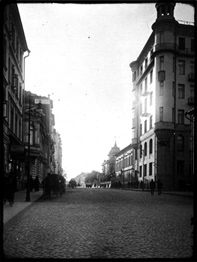 Улица Знаменка, слева – главный дом усадьбы Коноплина, справа – доходный дом Шамшиной. Из собрания Э.В. Готье-Дюфайе.