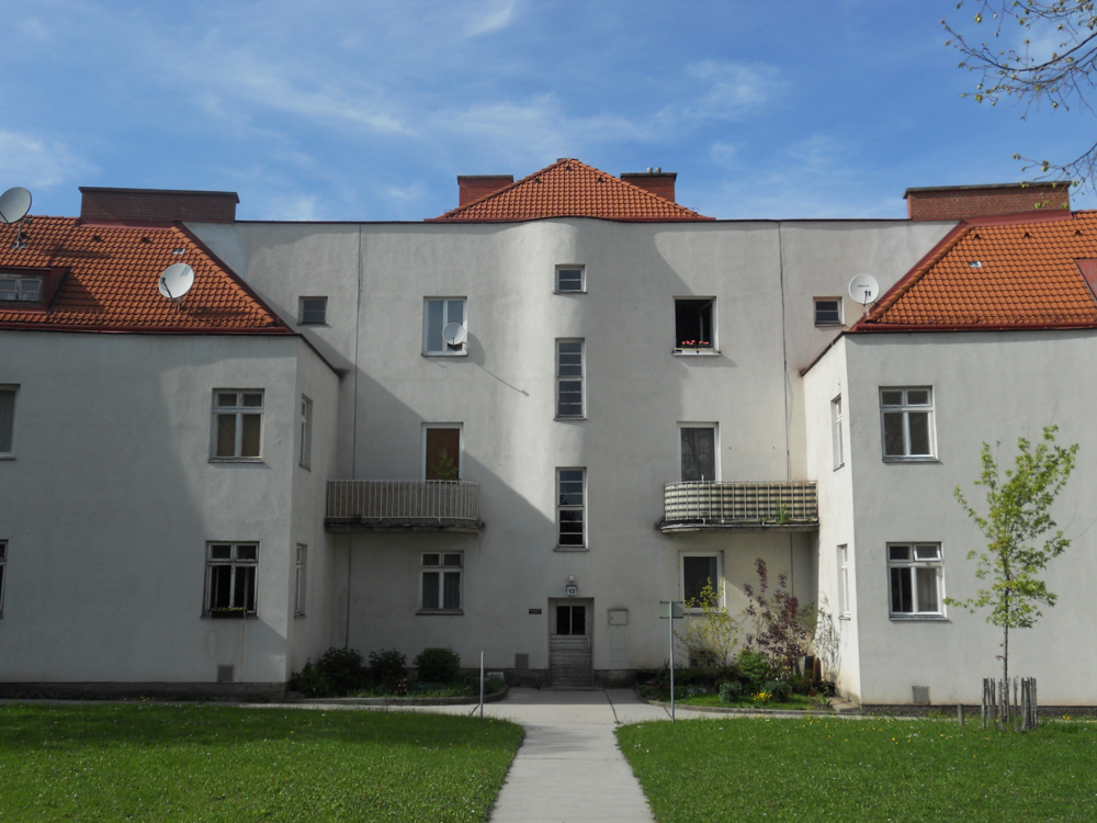 Двор жилого комплекса Eduard-Popp-Hof (Шпайзинг Вена).png