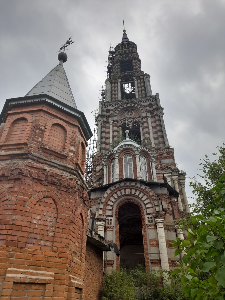 колокольня церкви Рождества Иоанна Предтечи на Ивановой горе в Глубоково. Фото А. Гладилина