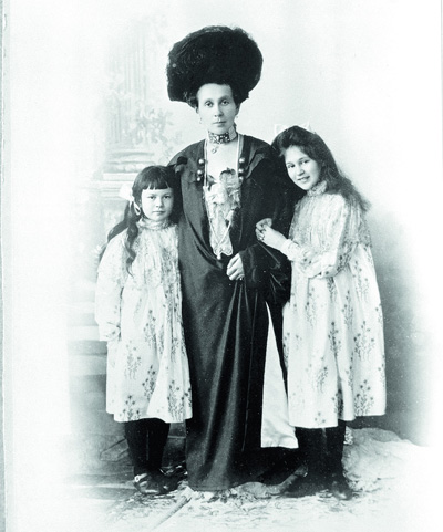 Портрет Зинаиды с дочерями, примерно 1902-1904 год.