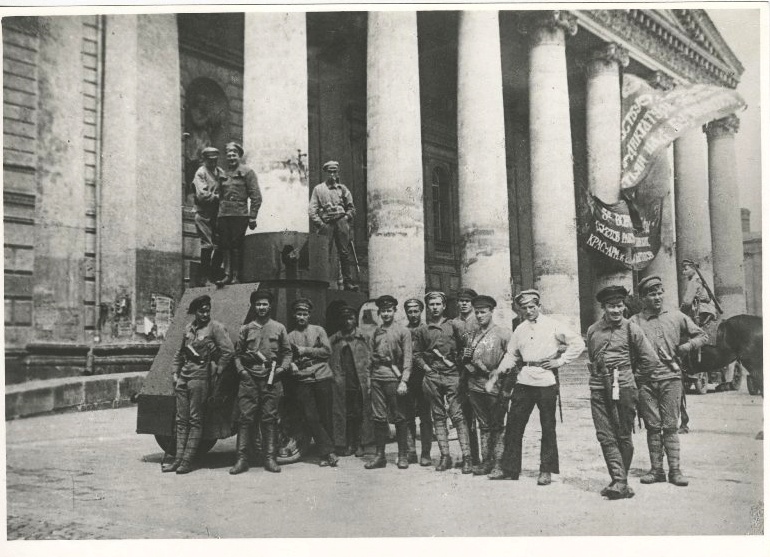 Охрана Большого театра во время V Всероссийского съезда Советов 1918jpg