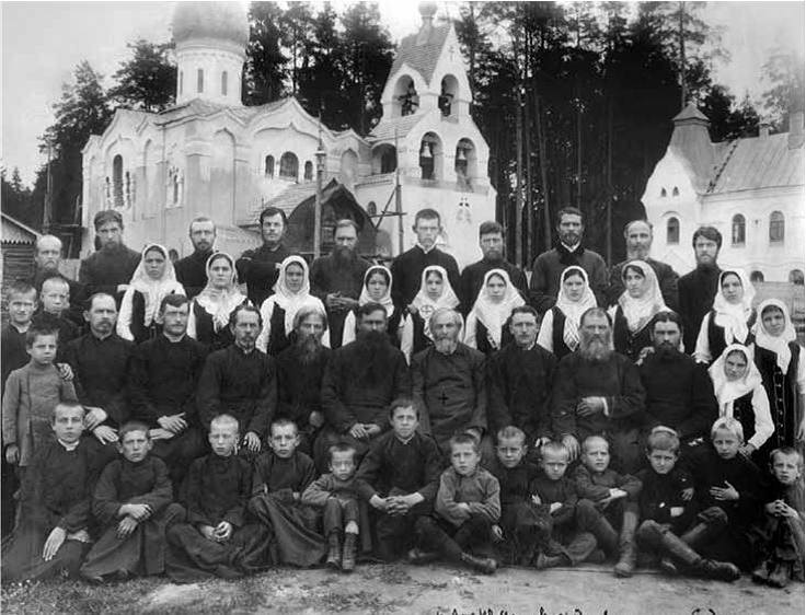Арсений Иванович Морозов с участниками своего хора на фоне Захарьинской церкви
