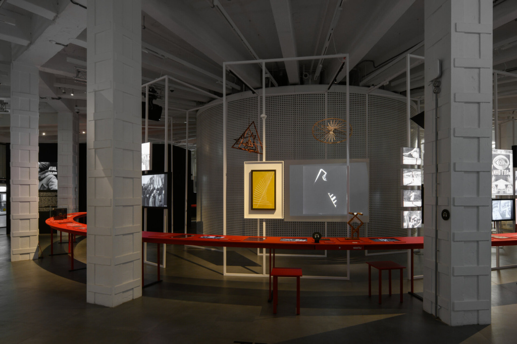 Выставка "Дзига Вертов", фото Даниила Анненкова с сайта центра "Зотов"