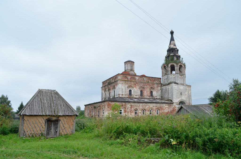 Кириково, остановка на пути в Быковку, Успенская церковь, фото В. Азаровой