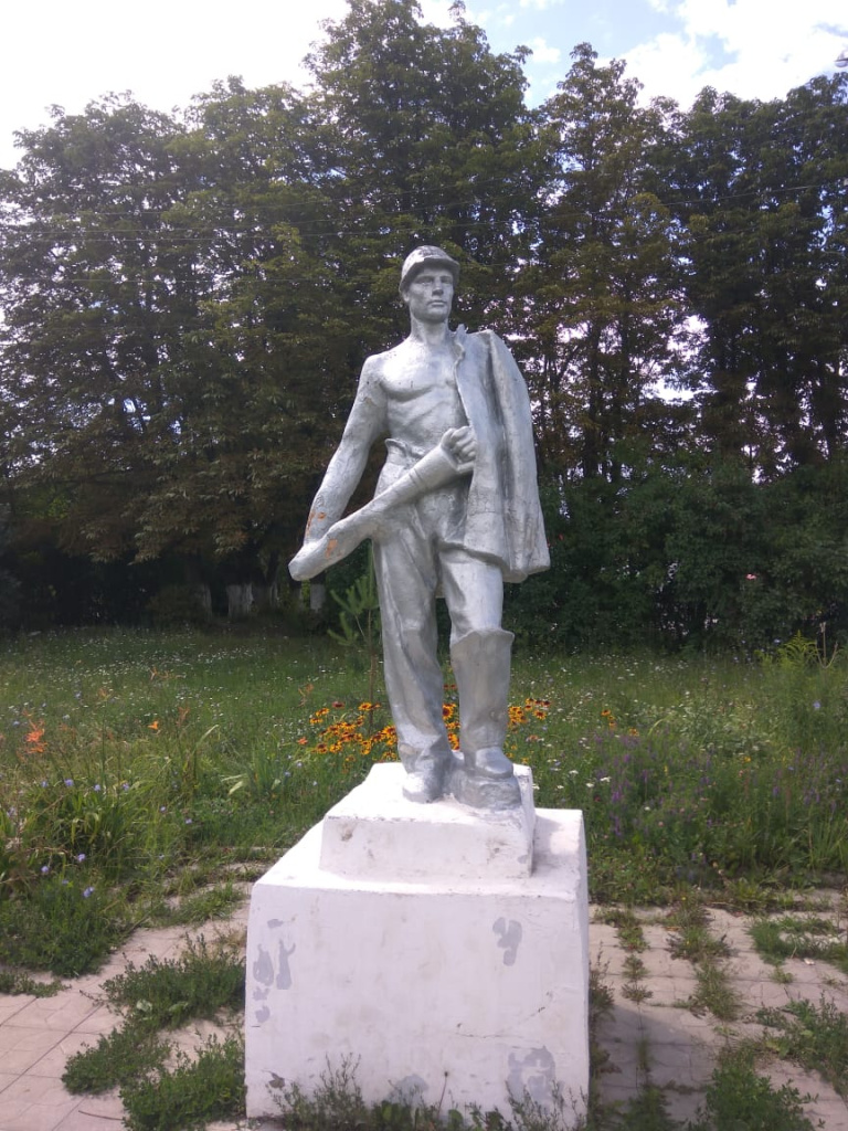 скульптура шахтера в поселке Грицовский, фото Ю. Егорова