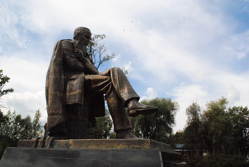 Памятник Достоевскому в Руссе.jpg