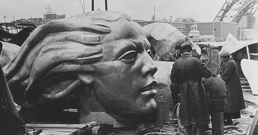 Монтаж скульптурной группы «Рабочий и колхозница». Париж, 1937/ Российский государственный архив литературы и искусства