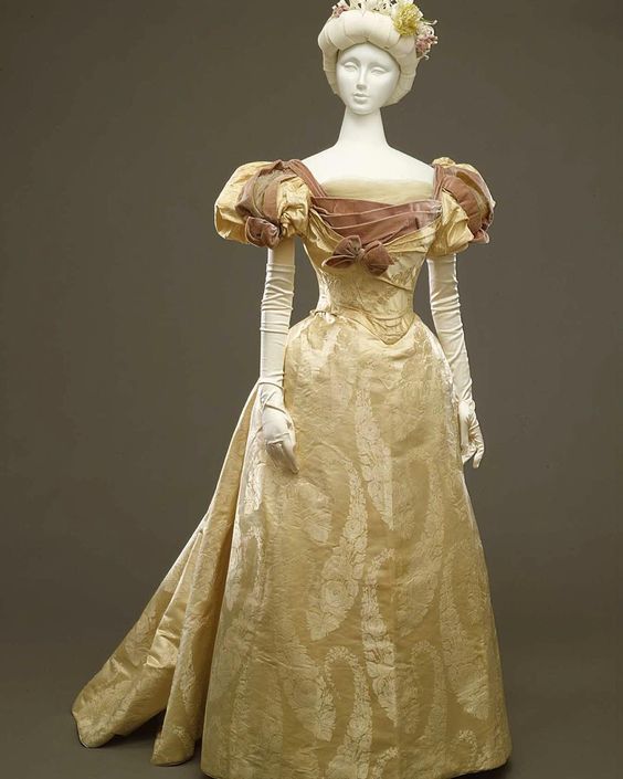 Вечернее платье 1897-1898 гг, работа знаменитого Дома Ворта, Париж. У Морозовой такое платье (от Ворта) могло было быть. 