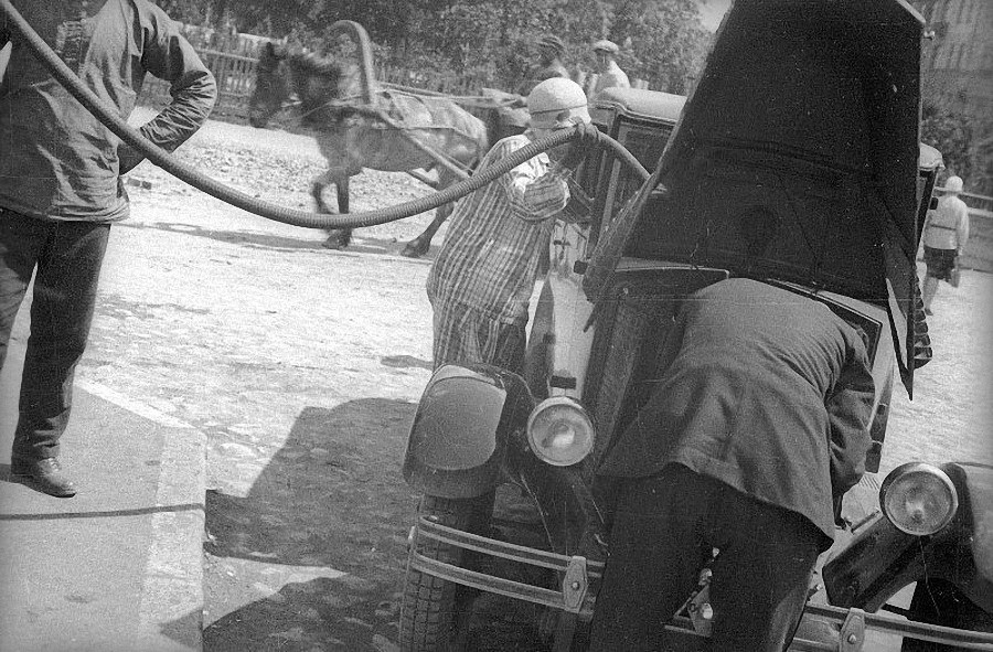 Лиля Брик заправляет своей Renault на Угольной площади. 1929 год. Фото Александра Родченко