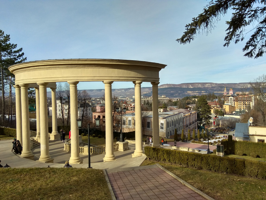Каскадная лестница в кисловодском парке. Фото А. Чекмарева