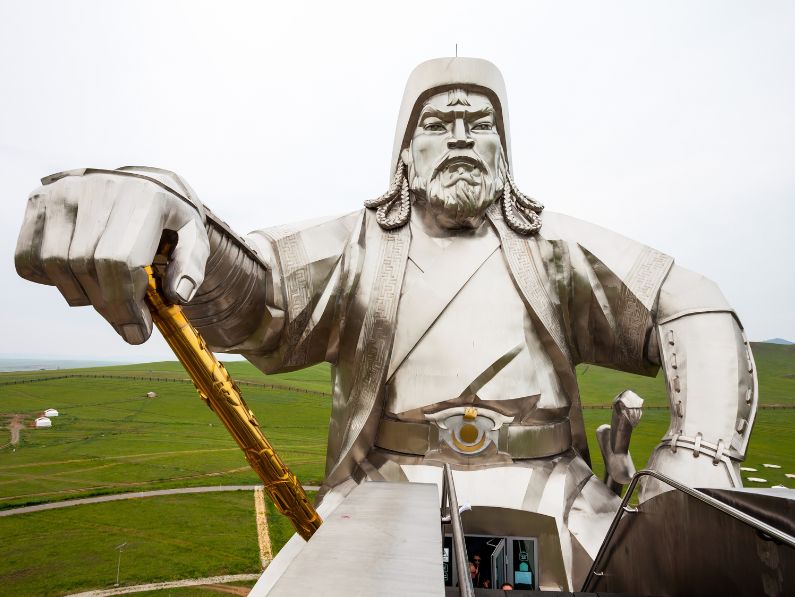 Конная статуя Чингисхана.jpg