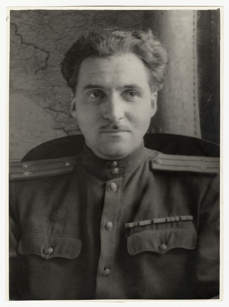 Константин Симонов. Фото с выставки "И я вернусь" с сайта Гослитмузея