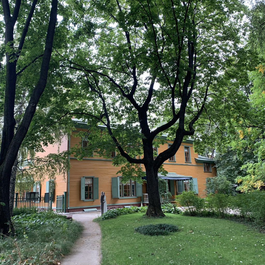 Дом и сад усадьбы, 2020 год, фото Анны Абрамович, Википедия