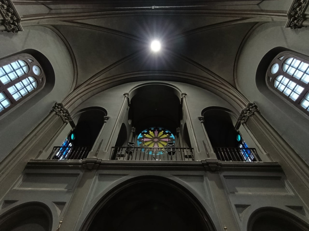 Храм Посещения Пресвятой Девой Марией Елизаветы интерьер.jpg