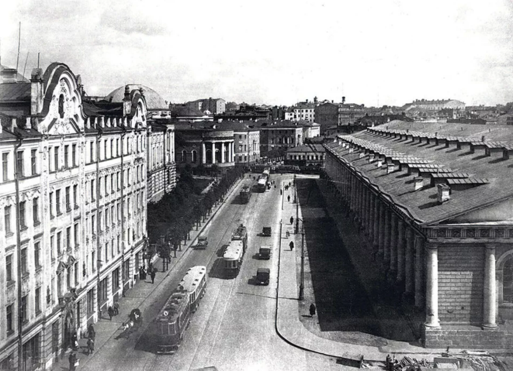 Моховая и гостиница Петергоф слева.png