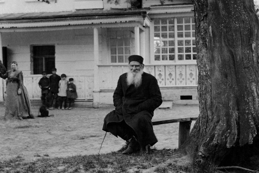 Лев Толстой в Ясной Поляне, под "деревом бедных", 1908 год.
